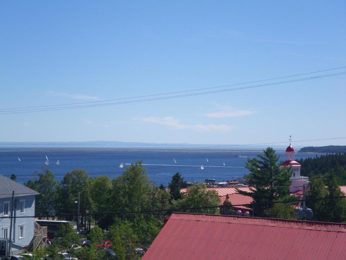 Hebergement Du Bateau Tadoussac Exterior photo